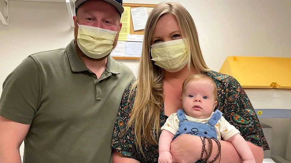 Medicina: Novo lečenje unutar materice moglo bi da spase hiljade dece, kažu naučnici 2 Mišel Džonson sa suprugom i sinom