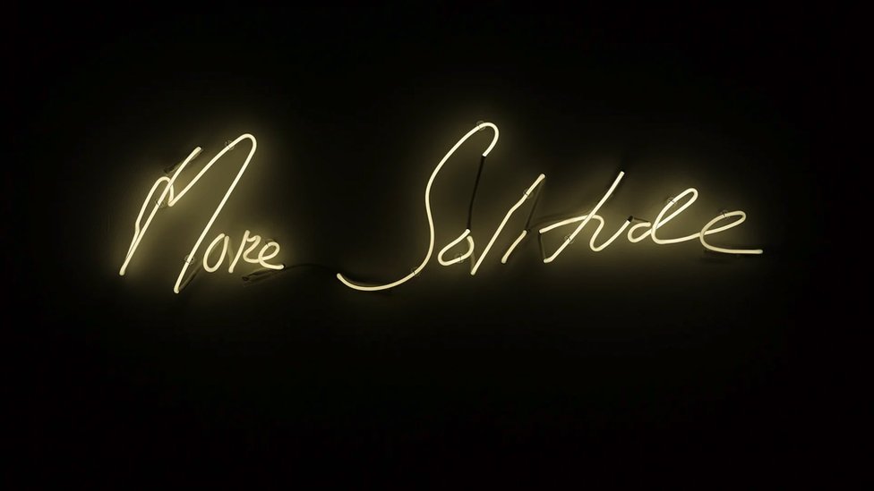 Kako usamljenost može da pomogne u kreativnosti 6 Neonski rad Trejsi Emin „Još samoće" (2014) ukazuje na temu usamljenosti