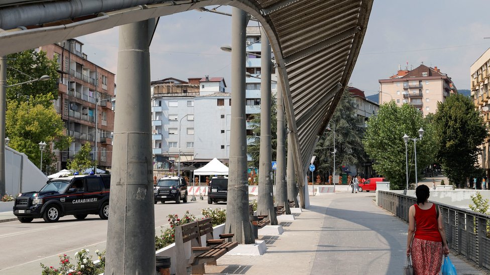 Kosovo: Zašto je važan most na Ibru koji Mitrovicu deli na severnu i južnu 3 I Srbi i Albanci svakodnevno prelaze most, ali peške