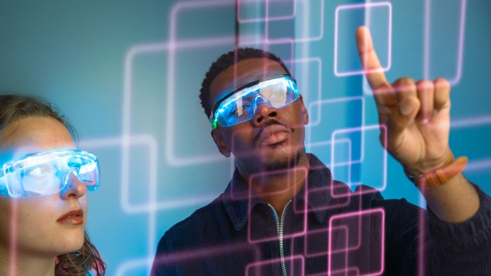 Pet zanimanja koja će biti najtraženija u budućnosti i potrebne veštine 1 Momak prstima pomera stvari na ekranu ispred njega