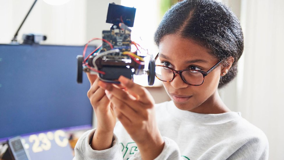 Pet zanimanja koja će biti najtraženija u budućnosti i potrebne veštine 3 Tinejdžerka pravi robota