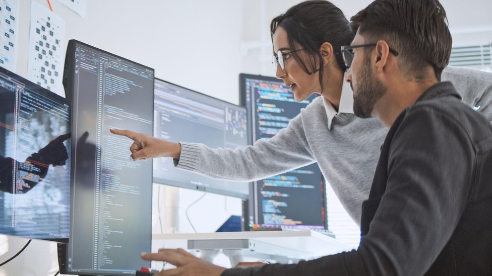 Pet zanimanja koja će biti najtraženija u budućnosti i potrebne veštine 4 Inženjeri softvera rade na računarkim programima