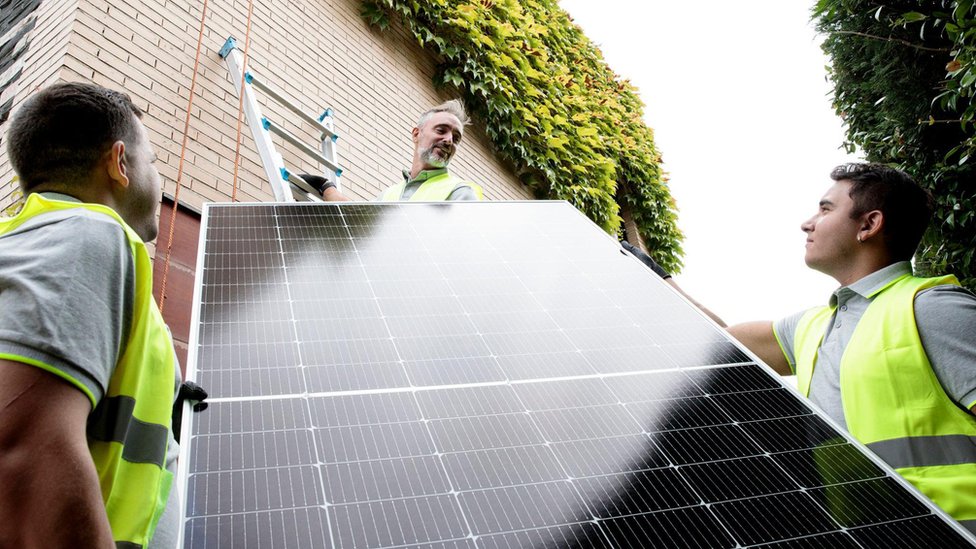 Pet zanimanja koja će biti najtraženija u budućnosti i potrebne veštine 5 Građevinski radnik postavlja solarne panele