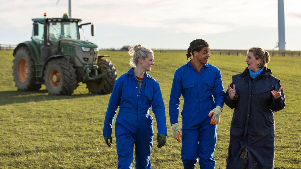 Pet zanimanja koja će biti najtraženija u budućnosti i potrebne veštine 7 Dva mlada pripravnika uče posao od iskusnog poljoprivrednika