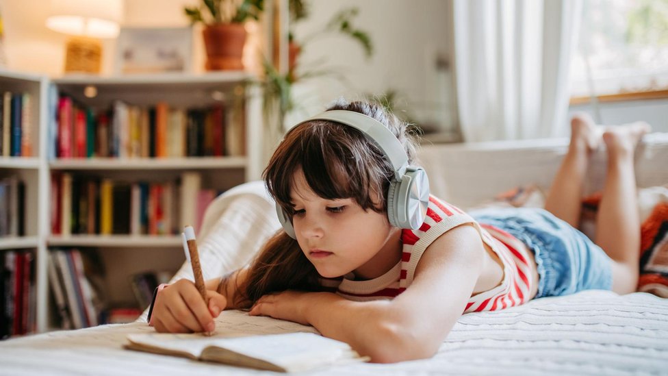 Pet zanimanja koja će biti najtraženija u budućnosti i potrebne veštine 8 Devojčica piše u njenom dnevniku