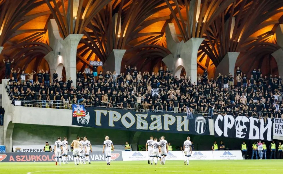 Viktor Orban: Kakve veze ima mađarski premijer sa preporodom fudbala 2 Igrači beogradskog Partizana i njihovi navijači slave pobedu nad mađarskim Videotonom na Pančo Areni u avgustu 2017. godine