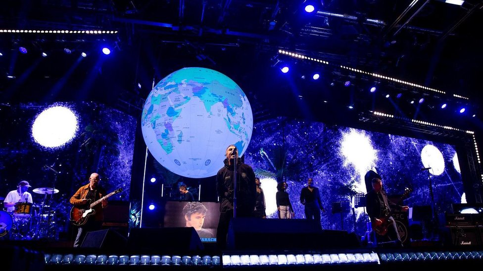 Oejzis: Mogući rizici i dobici turneje, vredne i do 400 miliona funti 5 Veći deo ikonografije za Definitivno možda završio je na bini za najskoriju turneju Lijama Galagera