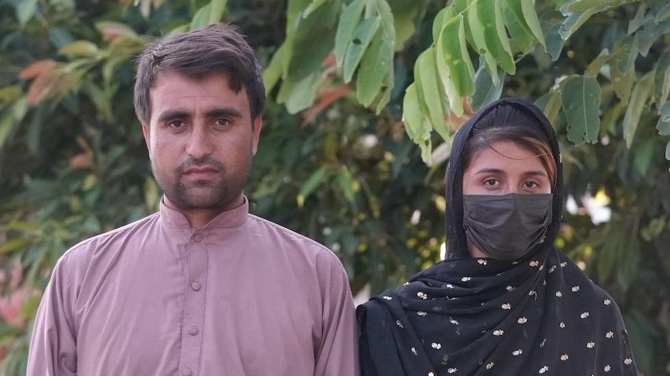 Avganistan: Talibani promenili pravni sistem države, žene najveće žrtve 2 Nazdana u crnom hidžabu na bele tufnice i maskom na licu i njen brat Šams u roze košulji gledaju u kameru i stoje jedno pored drugog