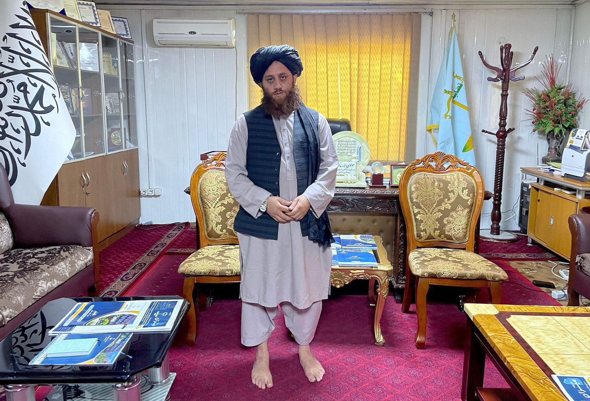 Avganistan: Talibani promenili pravni sistem države, žene najveće žrtve 3 Abdulrahim Rašid, direktor za spoljne odnose i komunikacije Vrhovnog suda talibana stoji u svojoj kancelariji i gleda u kameru