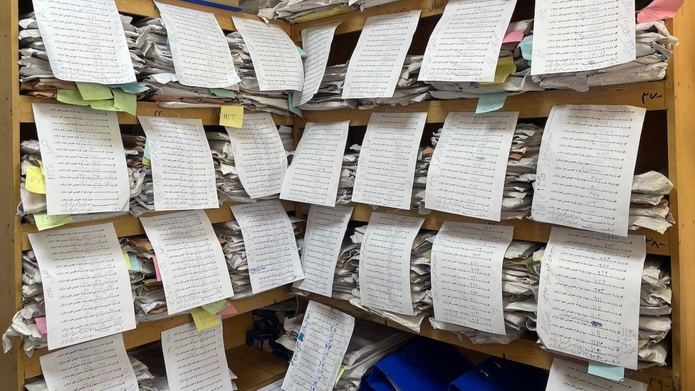 Avganistan: Talibani promenili pravni sistem države, žene najveće žrtve 4 Polica u talibanskom Vrhovnom sudu na kojoj su predmeti koje su ponovo rešavale talibanske sudije