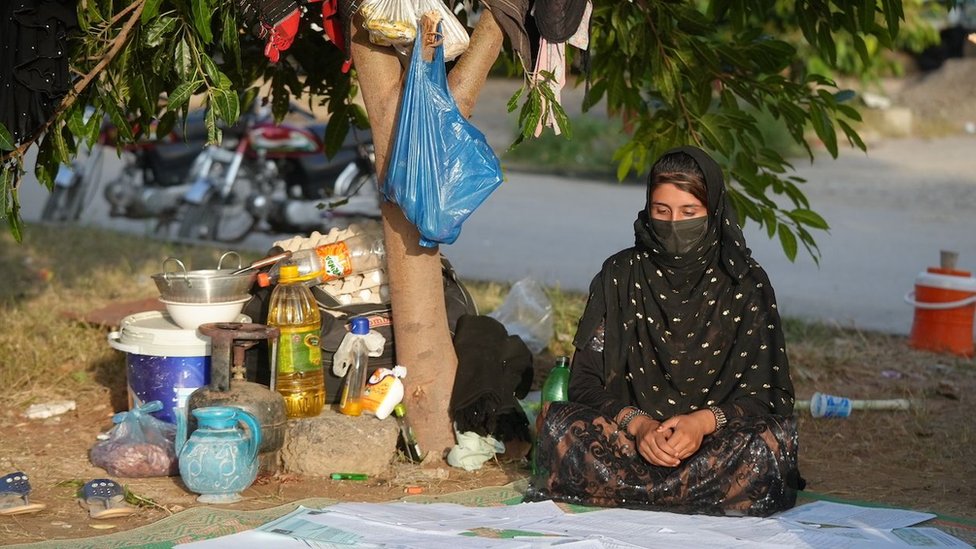 Avganistan: Talibani promenili pravni sistem države, žene najveće žrtve 5 Nazdana sedi pokrivena tufnastim hidžabom i sa maskom na licu, na zemlji sa papirima o razvodu i obrazovanju ispred sebe