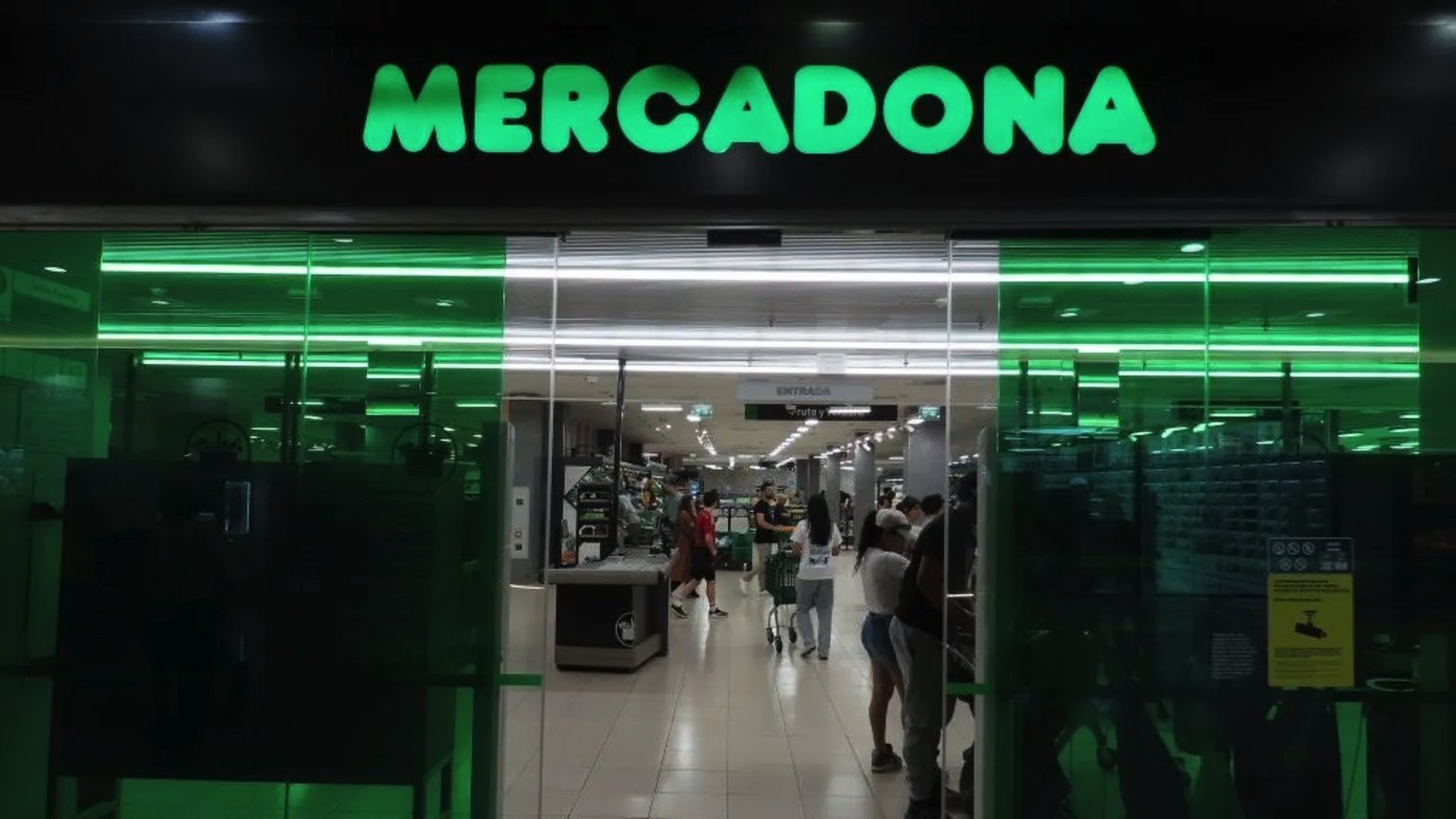 Španija: Tajni romantični signal ananasom izazvao haos u prodavnicama 2 merkadon a