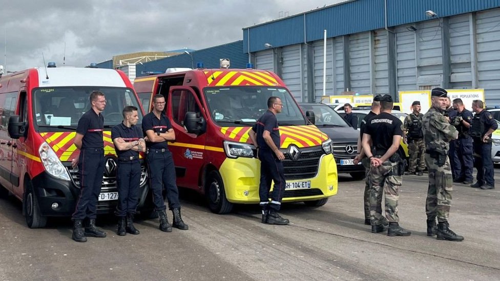 Francuska vidi smrt migranata kao problem koji stvara Velika Britanija 2 Ubrzo pošto su poslednja tela odvezena, otišla su i preostala kola hitne pomoći, ostavljajući samo malu grupu zvaničnika