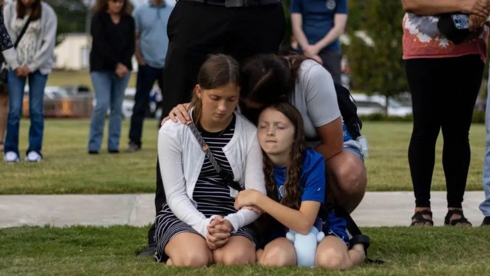 Četvoro mrtvih u pucnjavi u američkoj školi, uhapšen 14-godišnji napadač 2 Devojčice kleče