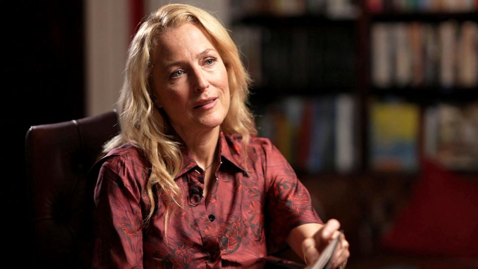 Džilijan Anderson o knjizi u kojoj su skupljene ženske seksualne fantazije 1 Džilijen Anderson u crvvenoj košulji gleda u urednicu BBC tokom intervjua