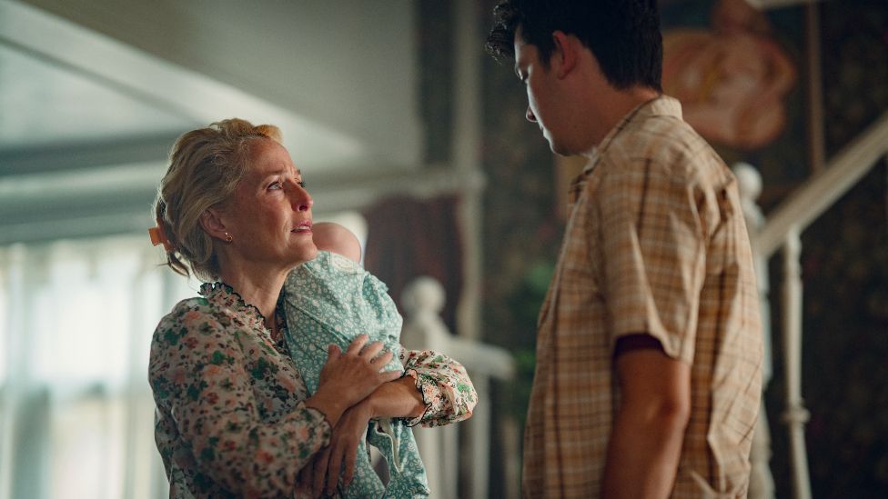 Džilijan Anderson o knjizi u kojoj su skupljene ženske seksualne fantazije 2 Džilijen Anderson u ulozi majke u Seksualnom obrazovanju