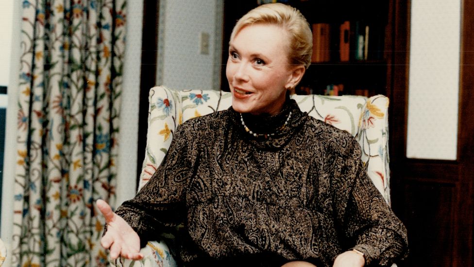 Džilijen Anderson o knjizi u kojoj su skupljene ženske seksualne fantazije 3 Nensi Frajdej sedi u fotelji vezane kose i razgovara