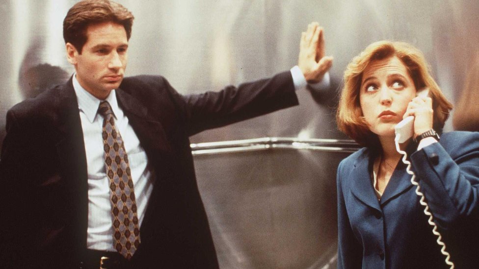 Džilijen Anderson o knjizi u kojoj su skupljene ženske seksualne fantazije 4 Dvojac iz serije „Dosije X" - detektivi Molder (Dejvid Dukavni) i Skali (Džilijet Anderson)