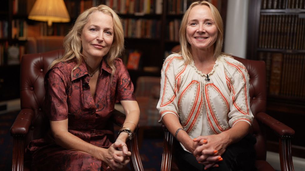 Džilijan Anderson o knjizi u kojoj su skupljene ženske seksualne fantazije 5 Džilijen Anderson i Kejti Razal tokom intervjua za BBC