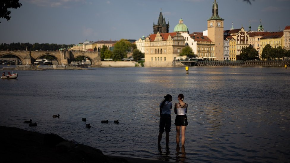 Leto 2024. najtoplije zabeleženo u istoriji 1 Devojke traže spas od vrućine u Vltavi