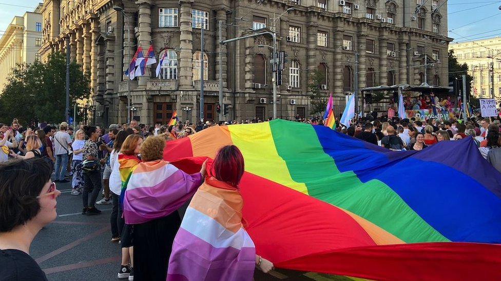 Prajd 2024: Šetnja bez incidenata, zahtevi podneti pre deset godina - neispunjeni 3 Učesnici šetnje ispred zgrade Vlade Srbije