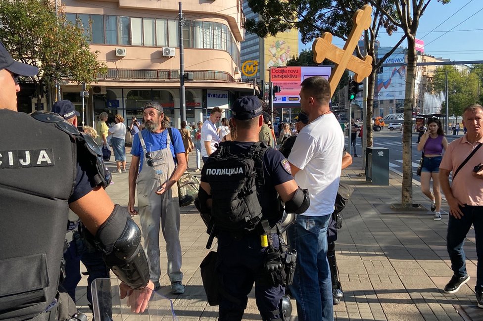 Prajd 2024: Šetnja bez incidenata, zahtevi podneti pre deset godina - neispunjeni 6 Protivnik Prajda u razgovoru sa policijom