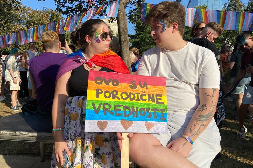 Prajd 2024: Šetnja bez incidenata, zahtevi podneti pre deset godina - neispunjeni 5 Transparent na Prajdu