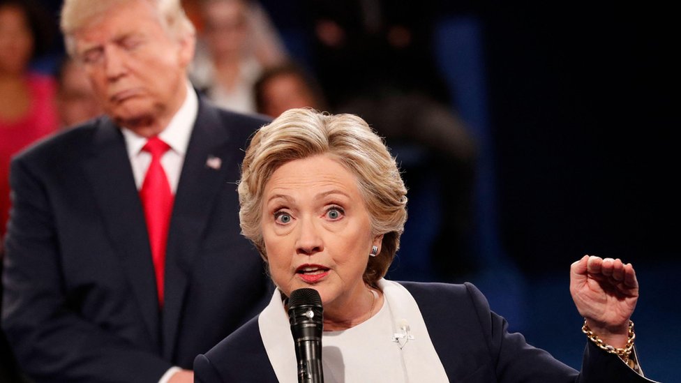 Tramp ili Haris: Ko će imati prednost na predsedničkoj debati 3 Donald Tramp stoji iza Hilari Klinton tokom predsedničke debate u SAD u oktobru 2016