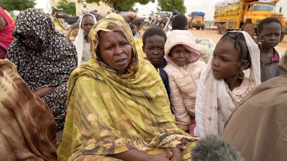 Sudanski građanski rat: „Za nas nema budućnosti“, kažu žene koje beže iz domova 1 Butania i njena deca u kampu u Čadu