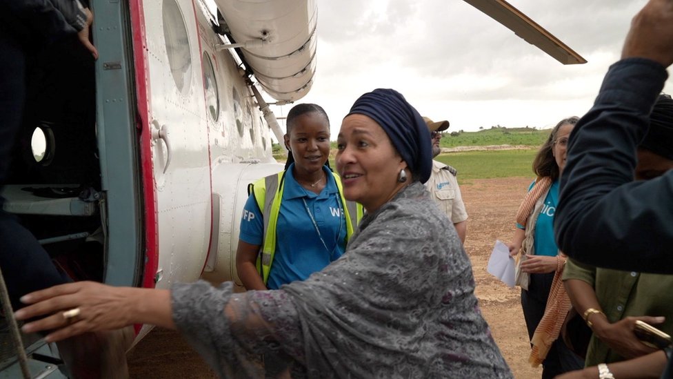 Sudanski građanski rat: „Za nas nema budućnosti“, kažu žene koje beže iz domova 6 Zamenica generalnog sekretara UN Amina Muhamed ulazi u helikopter