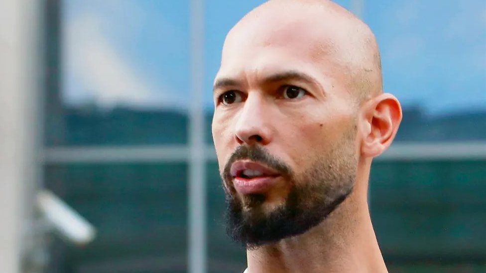 „Tejt nas je silovao i davio”: Žene govore za BBC 1 Endrju Tejt gestikulira razgovor