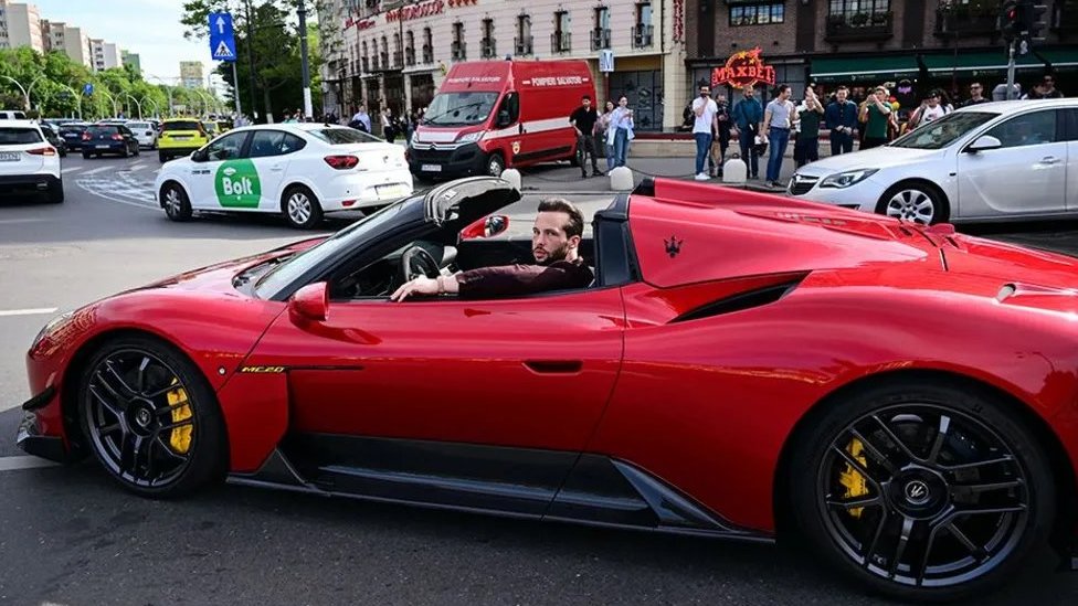 „Tejt nas je silovao i davio”: Žene govore za BBC 4 Tristan Tejt u luksuznom automobilu na ulicama Bukurešta
