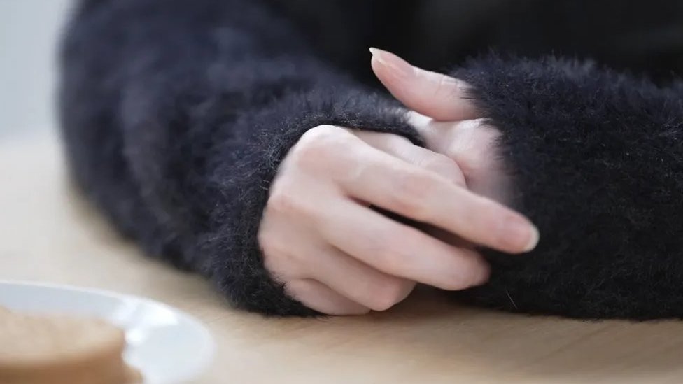 „Tejt nas je silovao i davio”: Žene govore za BBC 5 Ruke jedne od svedokinja koje govore za BBC