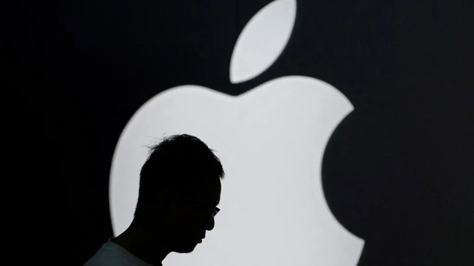 Evropski sud pravde: Epl mora da vrati 13 milijardi evra poreza Irskoj 1 Silueta muškarca ispred