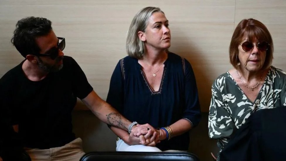 Francuska: Selo rastrzano užasima suđenja za masovno silovanje 7 Žizel Peliko (desno) sedi sa ćerkom Karolinom u sudnici u Avinjonu