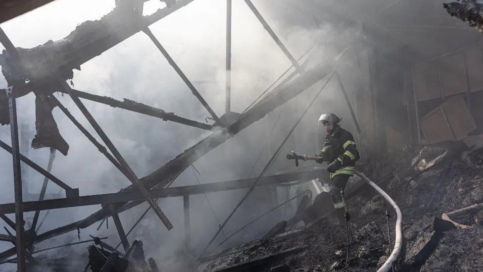 Rusija i Ukrajina: Šta su projektili „storm šedou“ i zašto su ključni za Kijev 2 Vatrogasac gasi požar u jednoj od pogođenih zgrada u Ukrajini