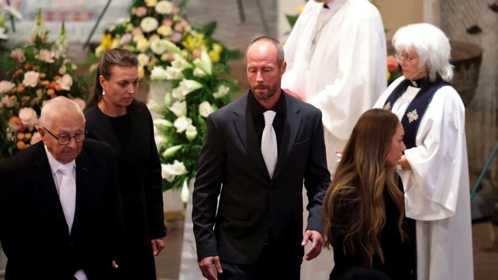 Sven Goran Erikson: Sahranjen proslavljeni trener uz prisustvo fudbalskih zvezda 2 Eriksonov otac Sven (levo), ćerka Lina (u sredini levo) i sin Johan (u sredini desno) bili su na sahrani