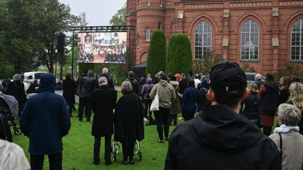 Sven Goran Erikson: Sahranjen proslavljeni trener uz prisustvo fudbalskih zvezda 4 Ožalošćeni su se okupili ispred crkve Friksande i pratili službu na video bimu