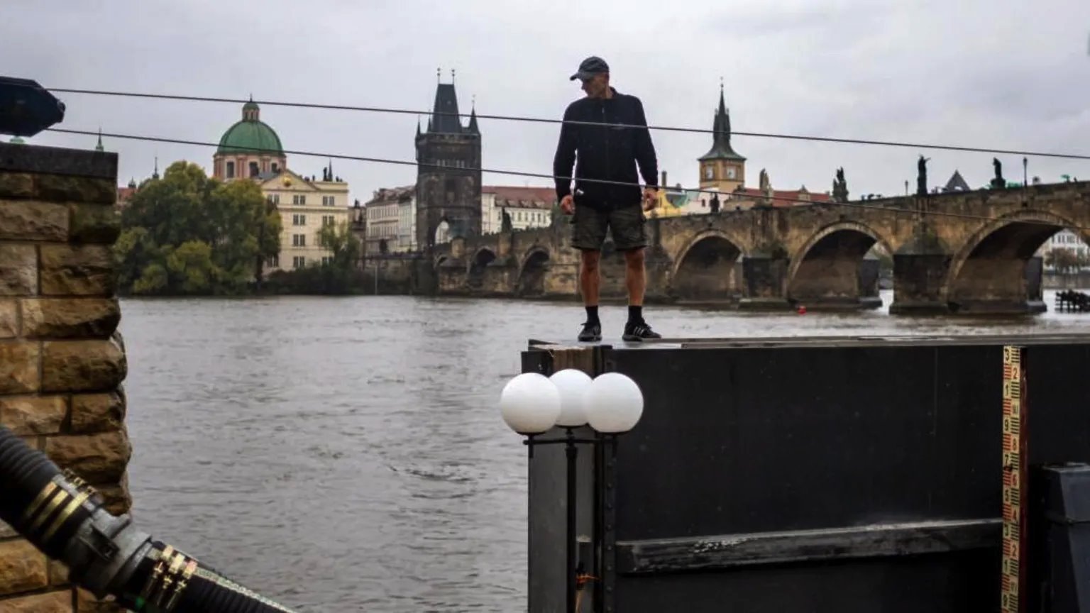 Ciklon Boris: Raste broj nastradalih u poplavama u centralnoj i istočnoj Evropi 7 Radnici u Pragu zatvaraju brane na reci Vltavi