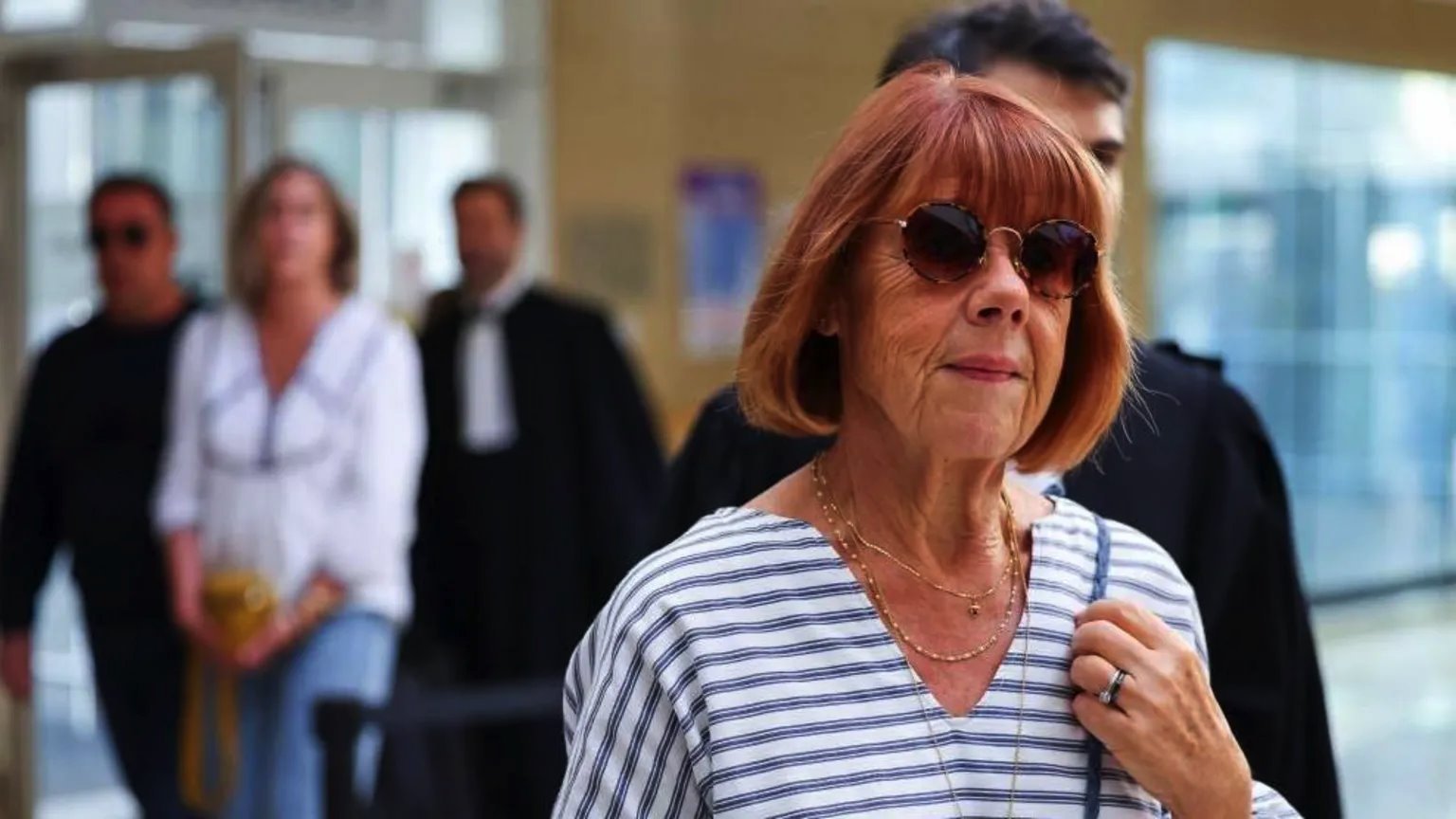 Francuska: Žene dirnute prkosnom Žizel Peliko na suđenju za masovno silovanje 1 Odrekavši se prava na anonimnost, Žizel Peliko je postala simbol otpornosti i hrabrosti