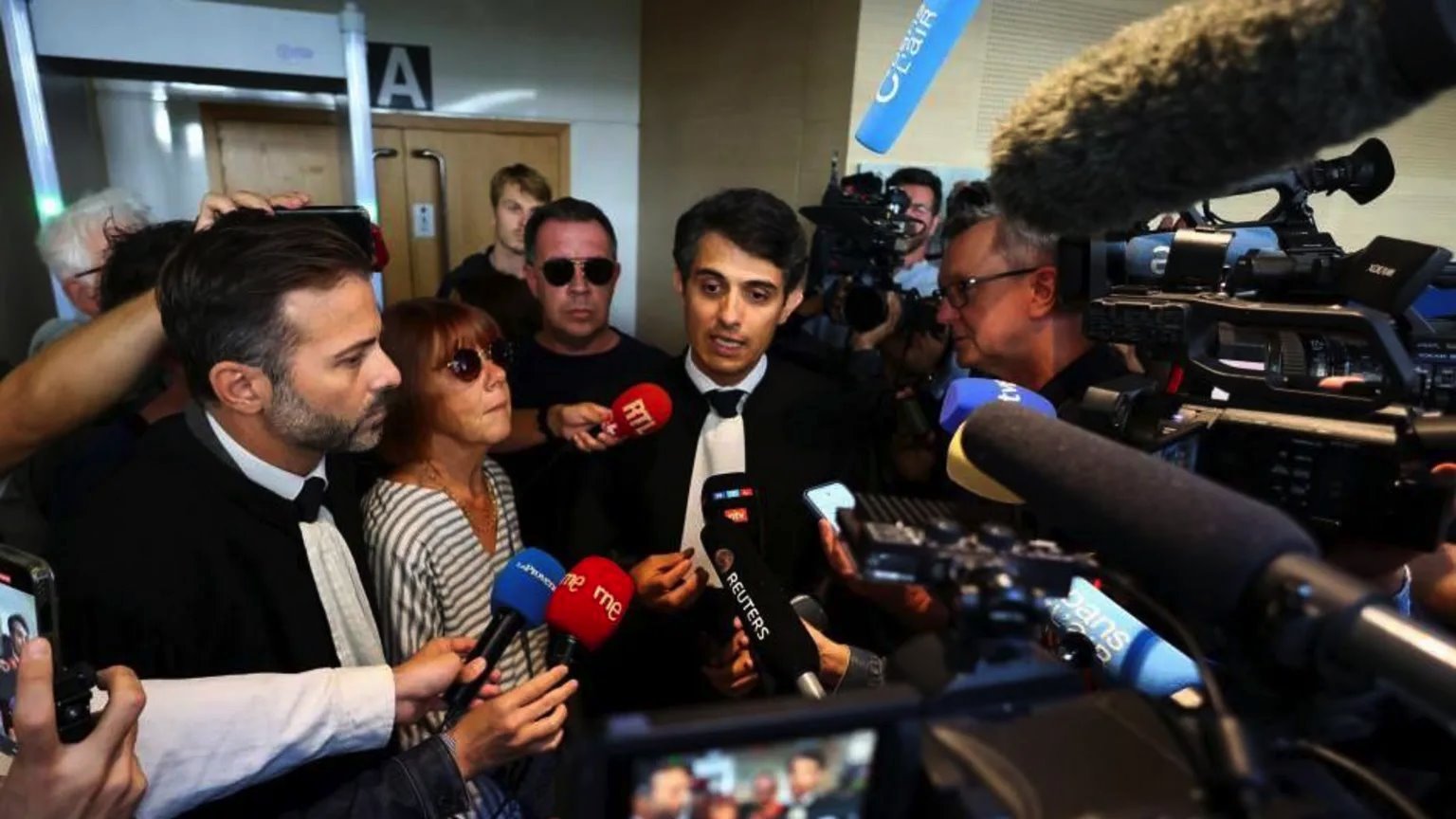 Francuska: Žene dirnute prkosnom Žizel Peliko na suđenju za masovno silovanje 6 Odluka Žizel Peliko da se odrekne prava na anonimnost navela je Francusku da preispita vlastitu pravnu definiciju silovanja