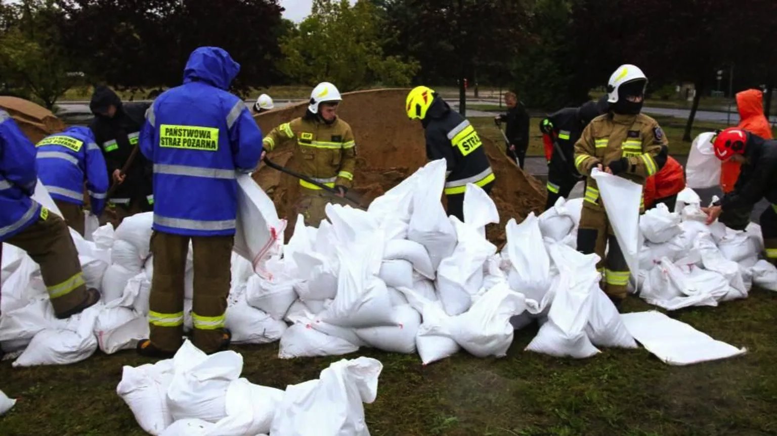 Ciklon Boris: Smrtonosne poplave u centralnoj i istočnoj Evropi odnele još jedan život u Poljskoj 4 U Gluholaziju, na jugu Poljske, vatrogasci prave barijere od vreća peska kako bi zaštitili stanovnike u blizini reke
