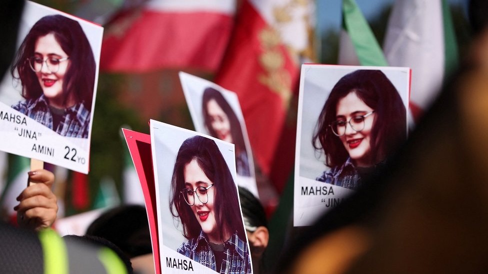 Život posle Mahse Amini: Žene u Iranu rizikuju novčane kazne, zatvor i zaplenu vozila ako se ogluše o kodeks oblačenja 1 Fotografije Mahse Amini