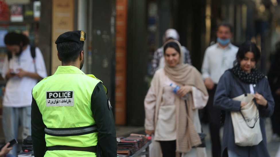 Život posle Mahse Amini: Žene u Iranu rizikuju novčane kazne, zatvor i zaplenu vozila ako se ogluše o kodeks oblačenja 4 Policija na ulicama Teherana