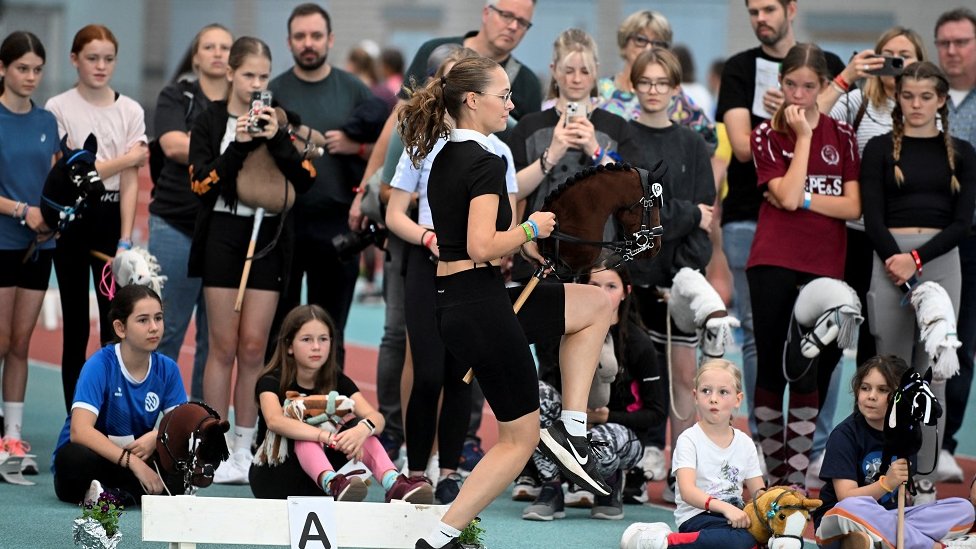 „Kao pravi sport”: Šampionat sa drvenim konjićima na štapu prvi put u Nemačkoj 2 Devojčica sa konjićem na štapu na takmičenju