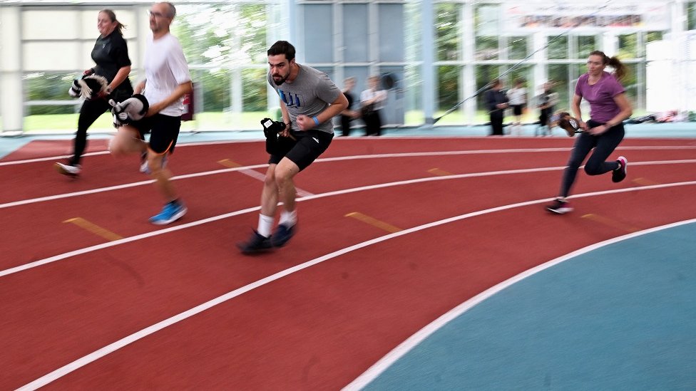 „Kao pravi sport”: Šampionat sa drvenim konjićima na štapu prvi put u Nemačkoj 3 Takmičari tokom trke sa konjićem na štapu