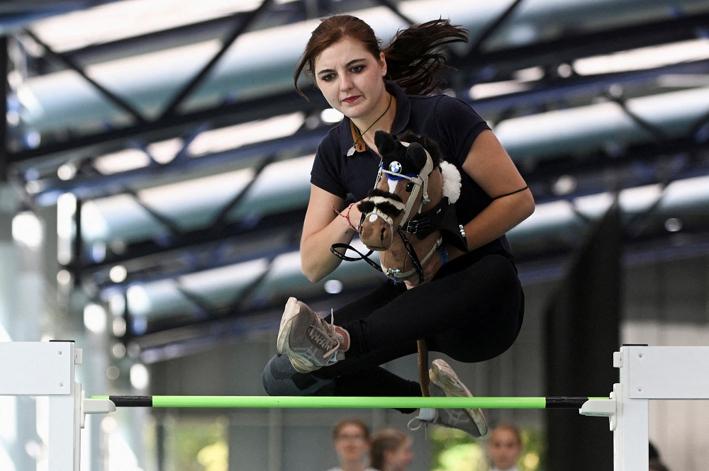 „Kao pravi sport”: Šampionat sa drvenim konjićima na štapu prvi put u Nemačkoj 1 Devojka preskače prepone sa konjićem na štapu