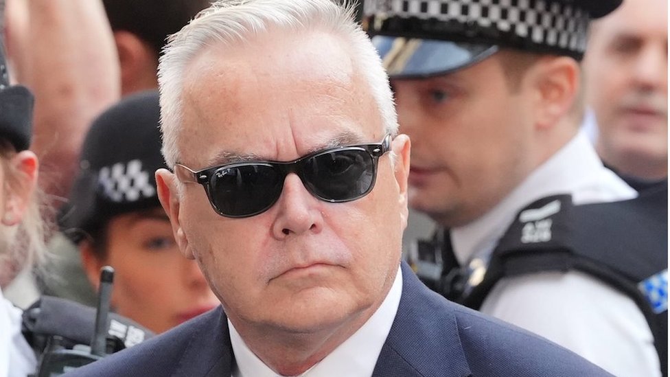 Skandal oko Hjua Edvardsa: Šok, bes i kontrola štete u BBC-ju 1 Hju Edvards stiže na sud