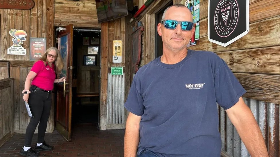 SAD: Osumnjičeni za pokušaj ubistva saslušan, Tramp krivi „retoriku" Bajdena i Haris za napad 10 Muškarac stoji