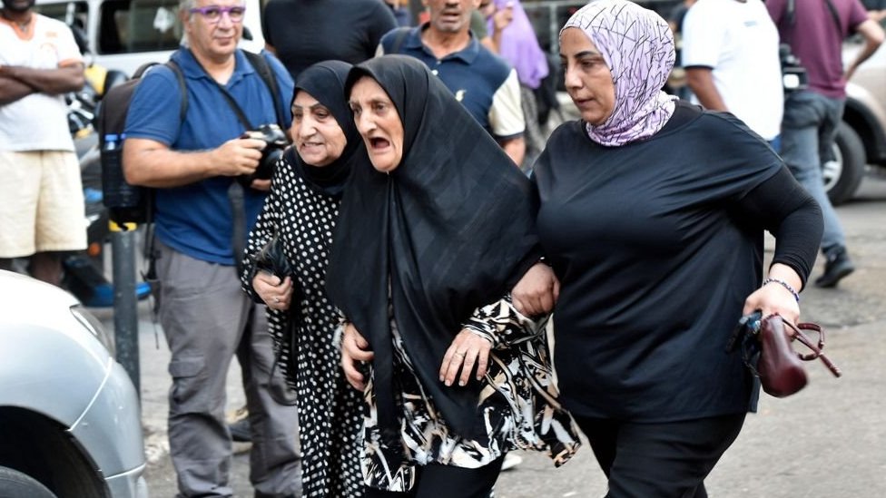 Šta znamo o eksplozijama Hezbolahovih pejdžera 2 Tri žene pristižu u bolnicu u Bejrutu da bi saznale stanje najmilijih, posle eksplozija